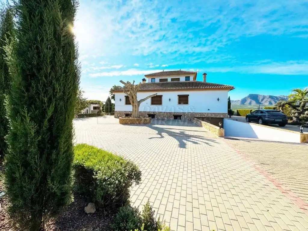 Vista exterior de Casa o xalet en venda en Orihuela amb Aire condicionat, Jardí privat i Traster