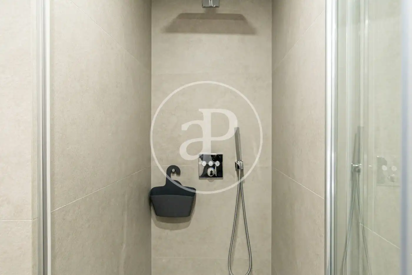 Badezimmer von Wohnung zur Miete in Barcelona mit Klimaanlage, Heizung und Möbliert