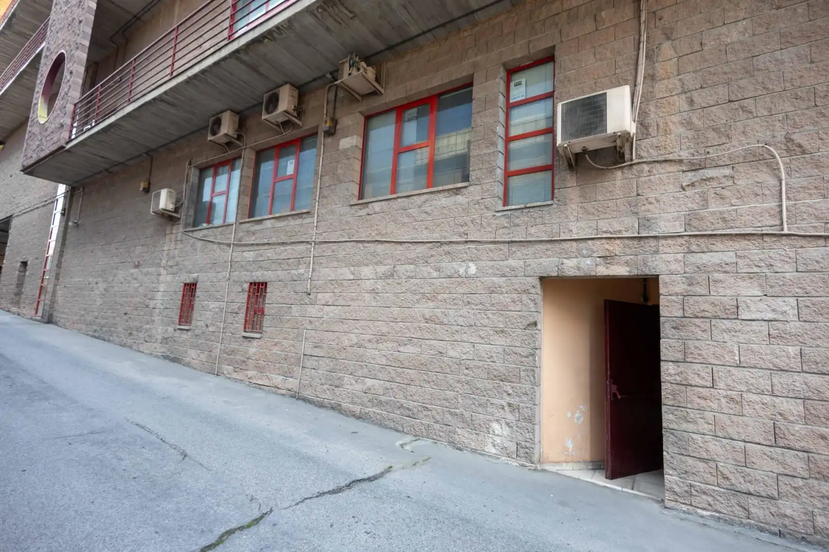 Exterior view of Commercial properties for rent in Madrid  with Air Conditioner