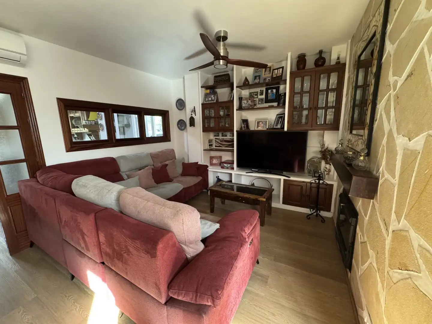 Sala de estar de Casa adosada en venta en Bormujos con Aire acondicionado, Terraza y Trastero
