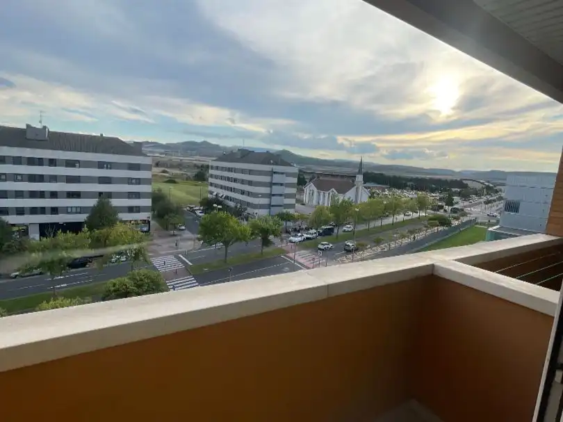 Vista exterior de Pis en venda en  Logroño amb Balcó