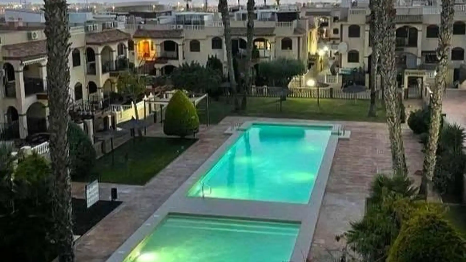 Piscina de Planta baixa en venda en Torrevieja amb Aire condicionat, Terrassa i Moblat