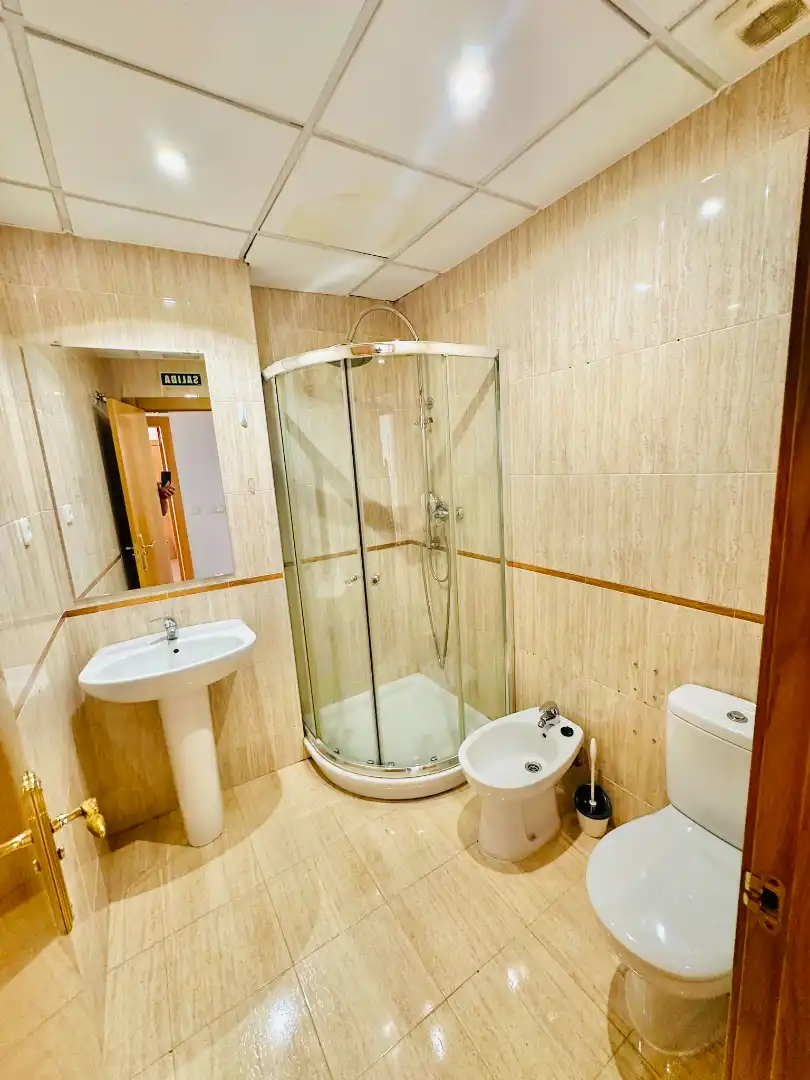 Bathroom of Flat for rent in Granada  with Air Conditioner, Heating and Parquet flooring