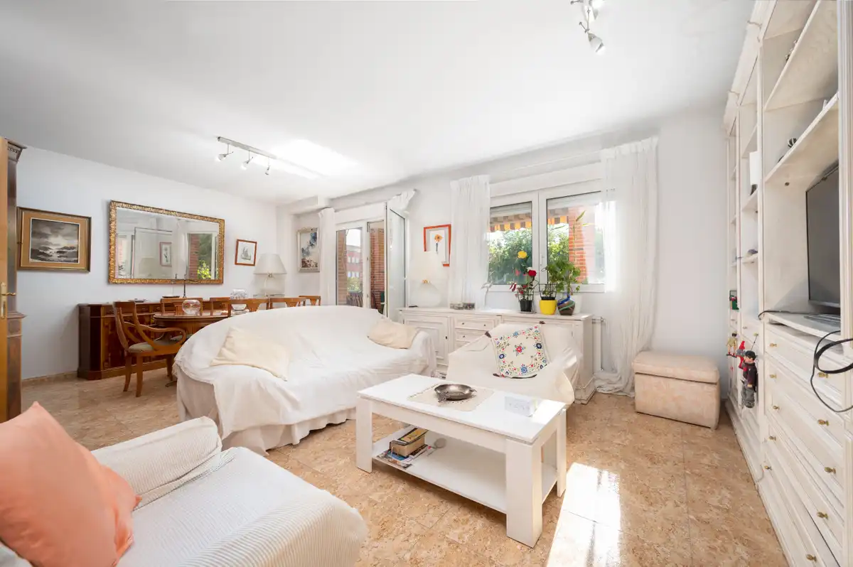 Sala de estar de Casa adosada en venta en Colmenar Viejo con Calefacción, Parquet y Terraza