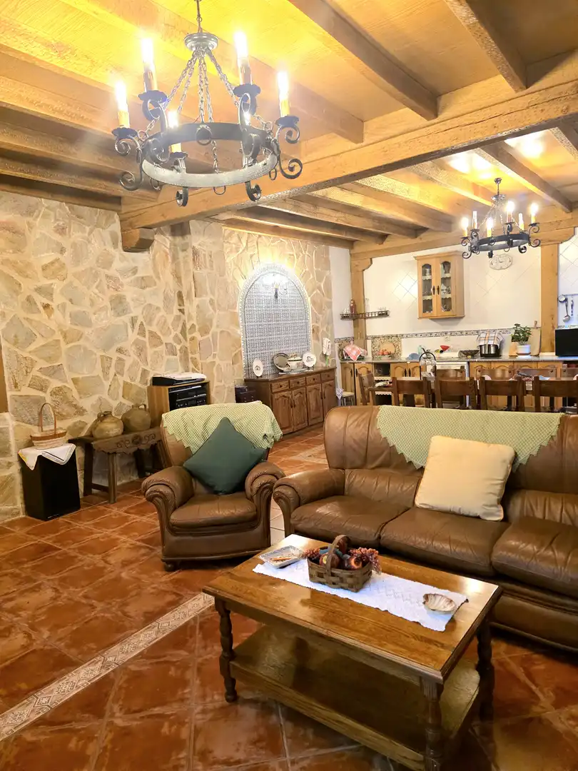 Wohnzimmer von Einfamilien-Reihenhaus zum Verkauf in Castro-Urdiales mit Heizung, Privatgarten und Parkett