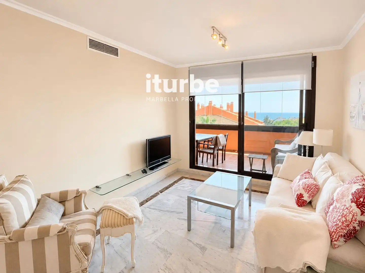 Vista exterior de Piso de alquiler en Marbella con Aire acondicionado, Terraza y Piscina