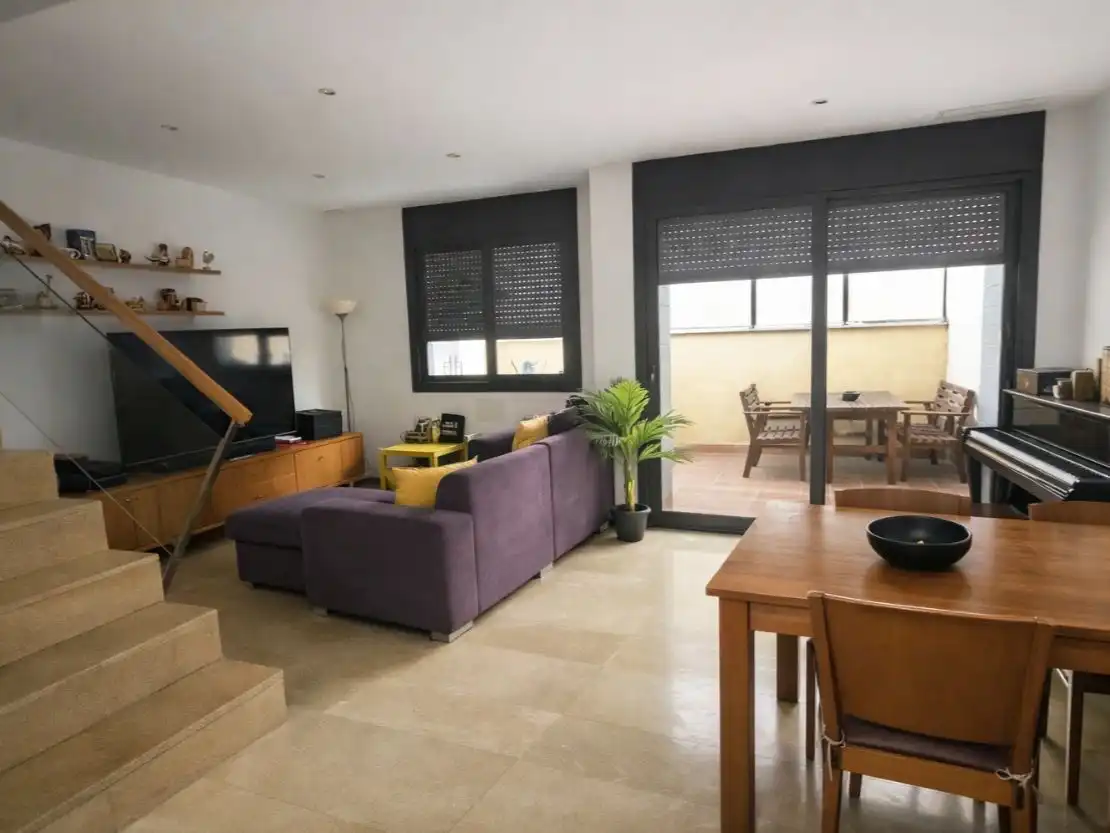 Casa aparellada amb piscina en venda a Mossen Cinto Verdaguer 10, imagen 4