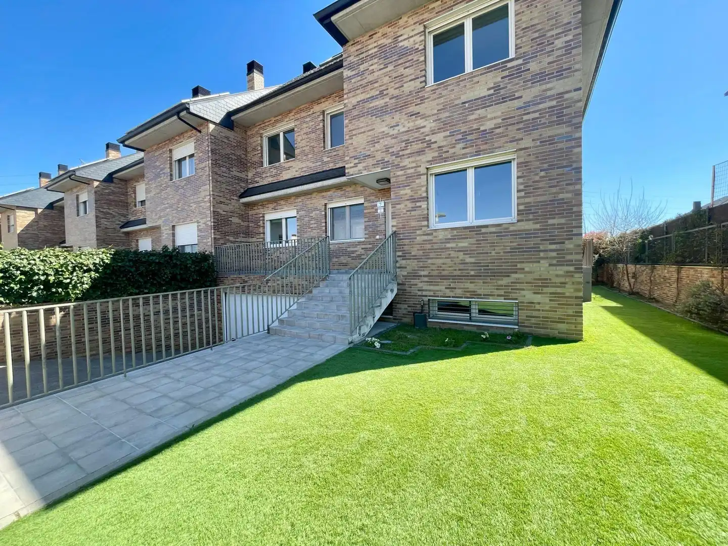 Vista exterior de Casa adosada de alquiler en Majadahonda con Aire acondicionado, Calefacción y Jardín privado