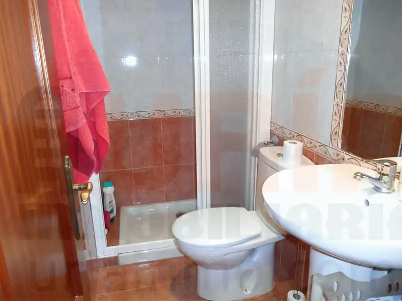 Baño de Piso en venta en Oviedo  con Calefacción, Trastero y Amueblado