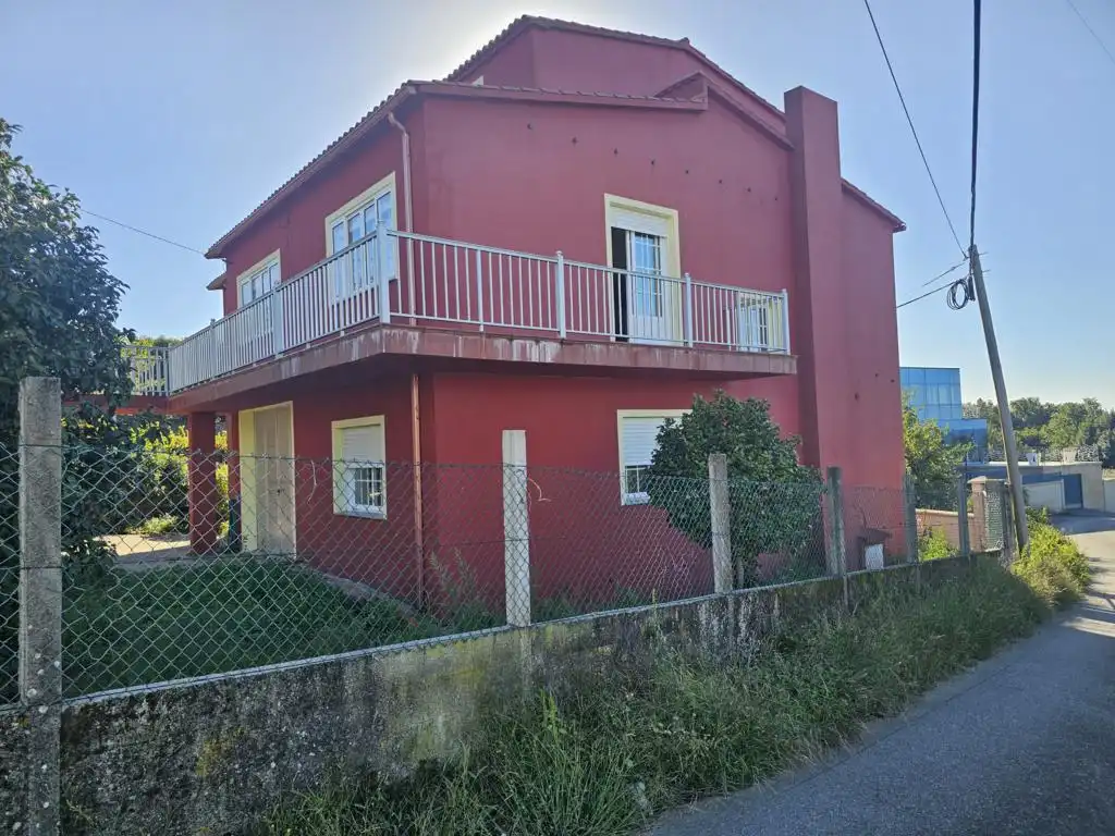 Vista exterior de Casa o xalet en venda en Boiro amb Calefacció, Jardí privat i Parquet
