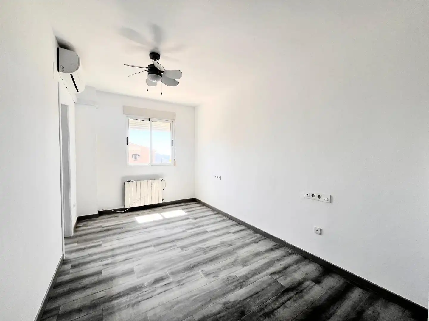 Schlafzimmer von Erdgeschoss zum Verkauf in La Nucia mit Klimaanlage, Heizung und Privatgarten
