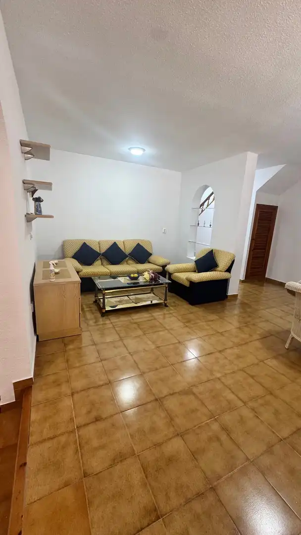 Sala d'estar de Casa adosada en venda en Orihuela amb Moblat