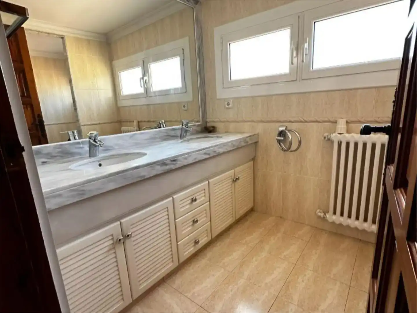 Bathroom of Houses for sale in Mataró  with Air Conditioner, Swimming Pool and Balcony