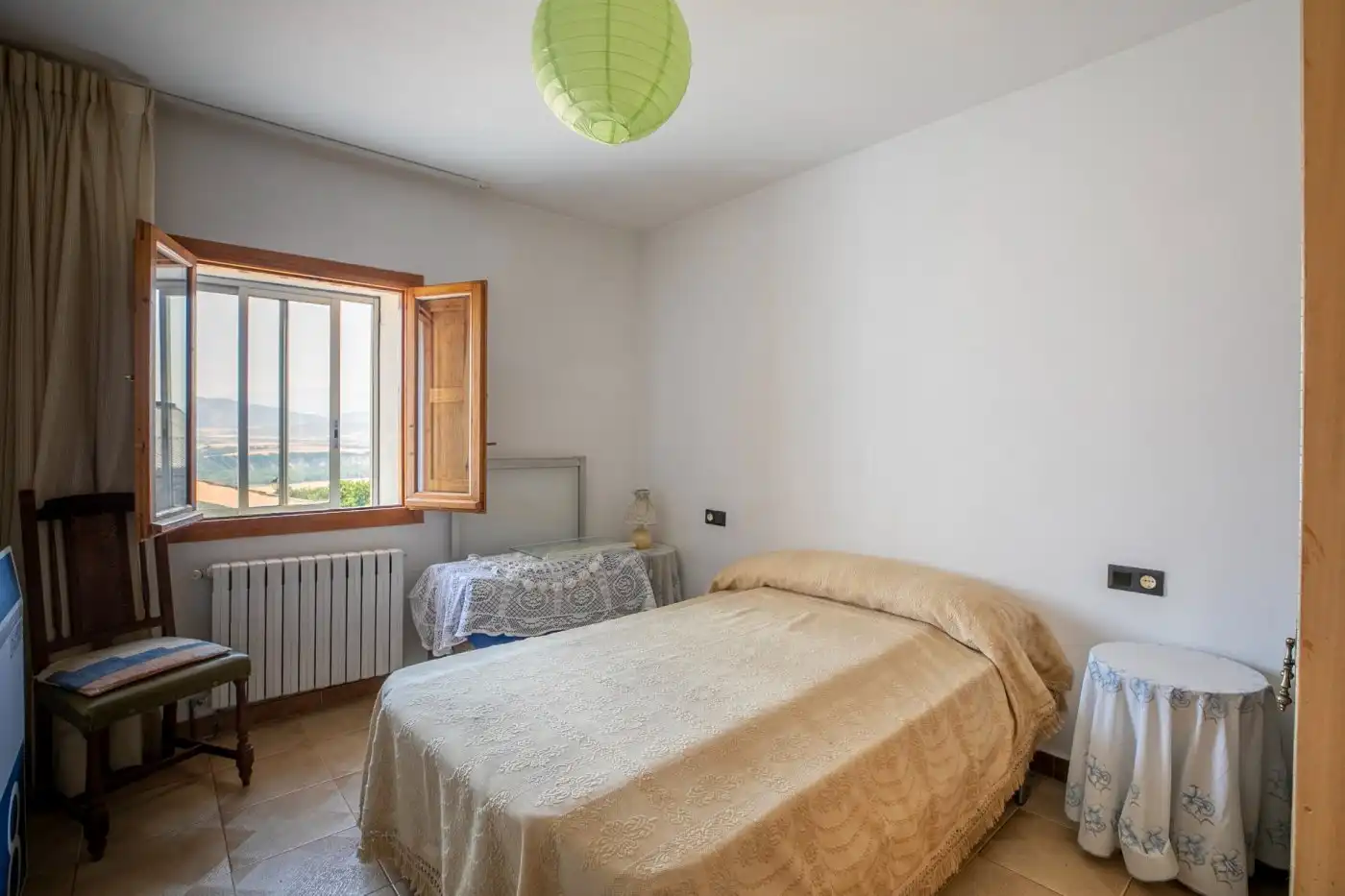 Dormitori de Finca rústica en venda en Santa Cruz de la Serós amb Calefacció, Jardí privat i Moblat