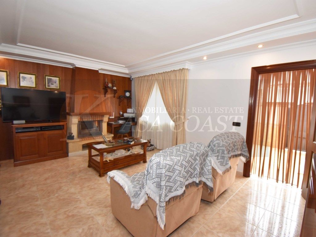 Sala d'estar de Casa adosada en venda en Mijas amb Aire condicionat, Moblat i Balcó