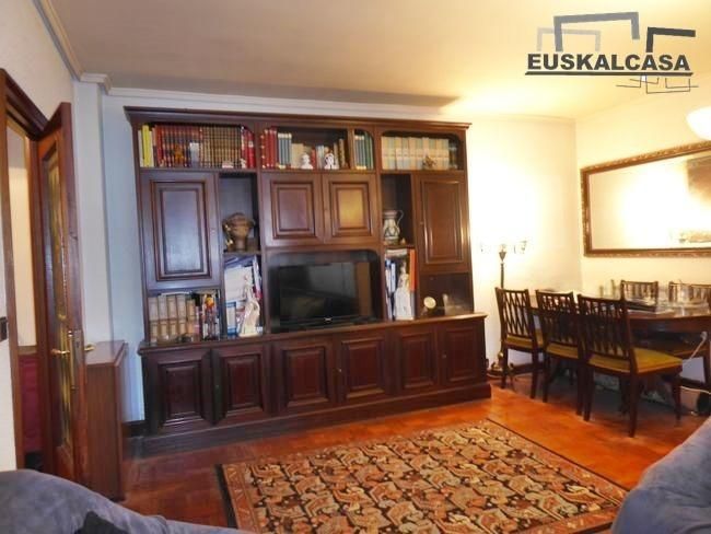 Sala d'estar de Pis en venda en Bilbao  amb Calefacció, Parquet i Terrassa