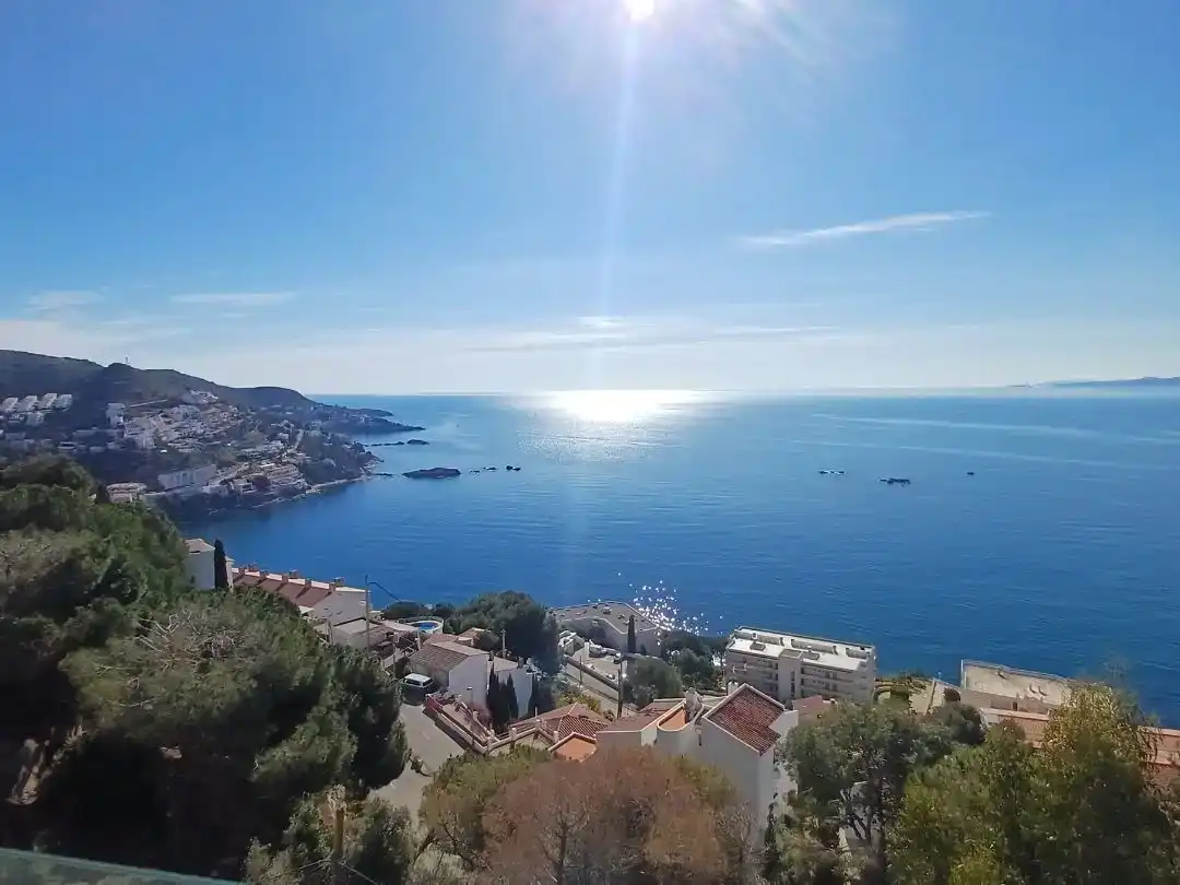 Vista exterior de Casa o xalet de lloguer en Roses amb Aire condicionat, Jardí privat i Moblat