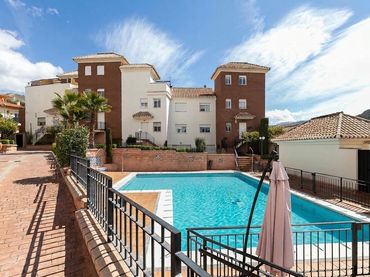 Adossat amb piscina en venda a Calle Sala de las Dos Hermanas