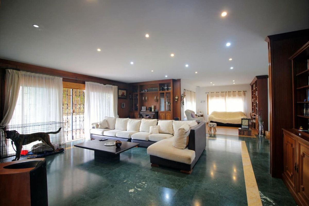 Sala d'estar de Casa o xalet en venda en Benalmádena amb Aire condicionat, Jardí privat i Terrassa