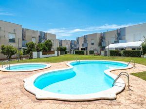 Piscina de Casa adosada en venda en Mont-roig del Camp amb Aire condicionat, Calefacció i Jardí privat