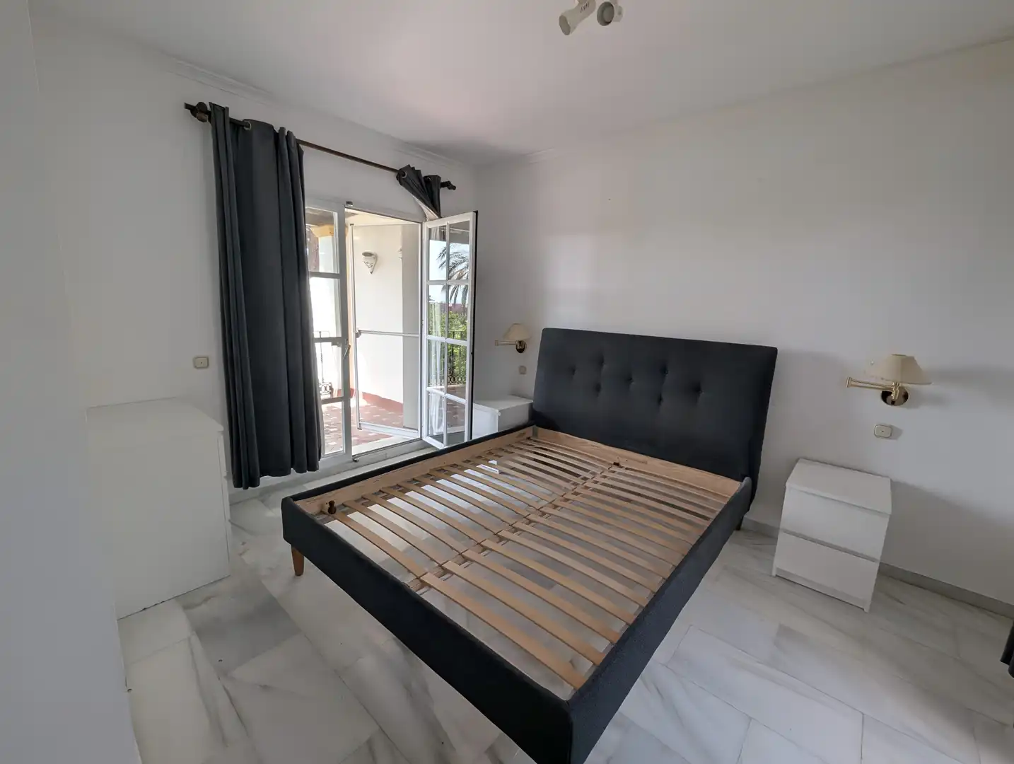 Dormitori de Casa adosada en venda en Estepona amb Aire condicionat, Terrassa i Piscina