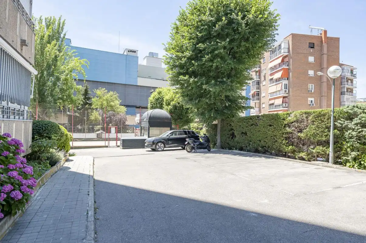 Parking de Piso en venta en Madrid con Calefacción, Jardín privado y Terraza