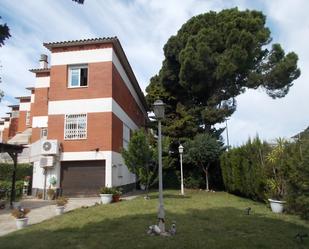 Vista exterior de Casa adosada en venda en Castelldefels amb Aire condicionat i Balcó