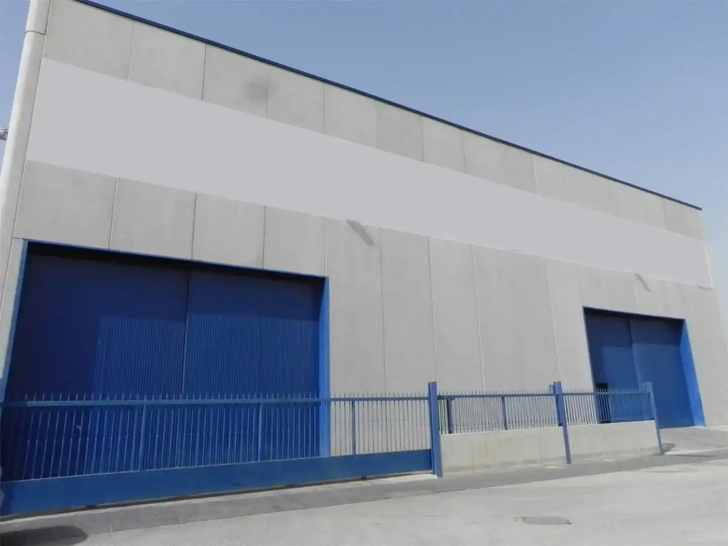 Außenansicht von Fabrikhallen zum Verkauf in Mula