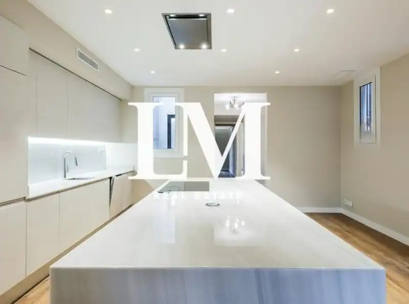 Cuina de Apartament en venda en Barcelona amb Aire condicionat, Terrassa i Balcó