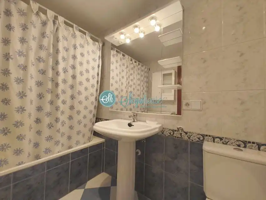 Bathroom of Flat for rent in Segovia  with Heating, Parquet flooring and Terrace