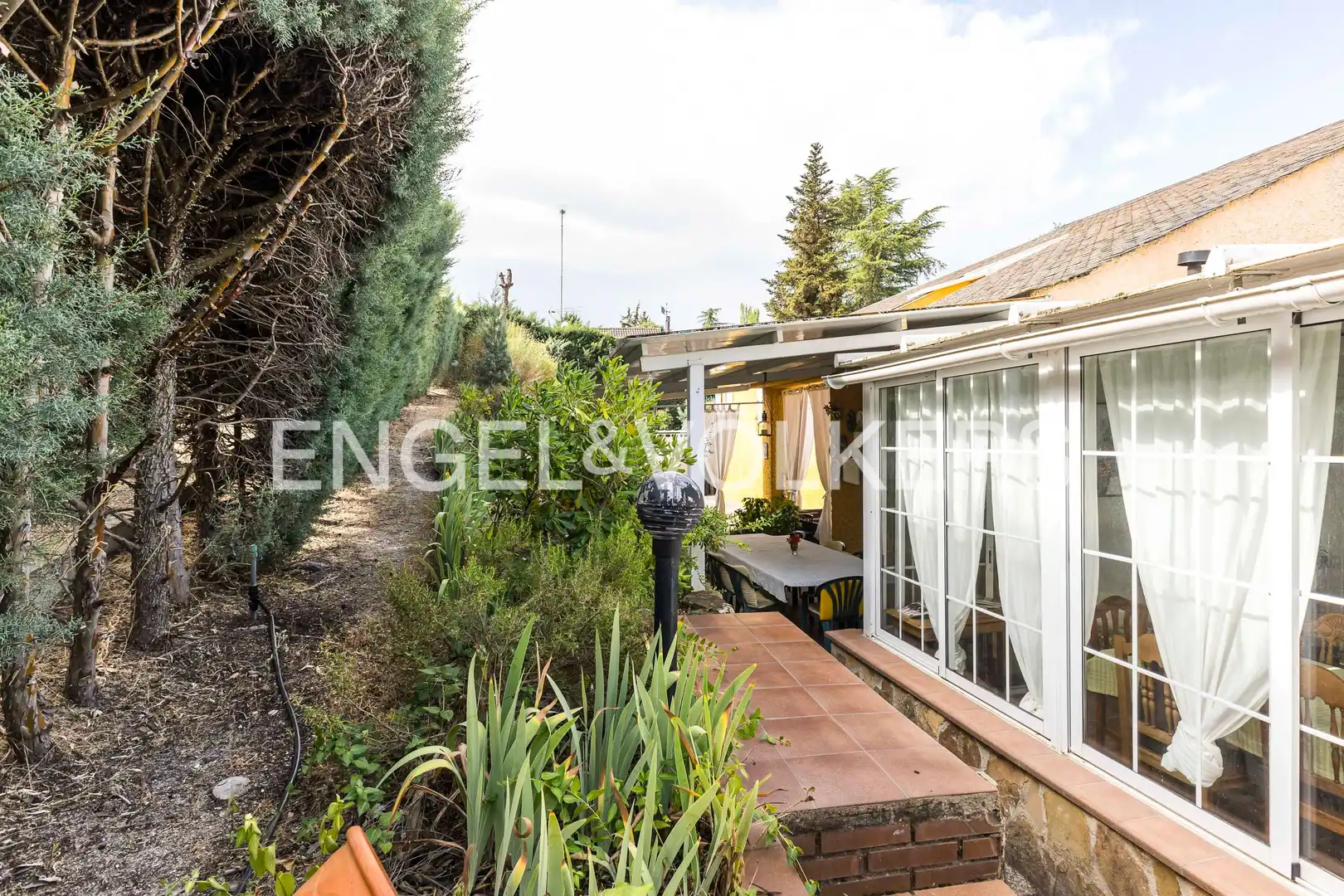 Vista exterior de Casa o xalet en venda en Tres Cantos amb Calefacció, Jardí privat i Parquet