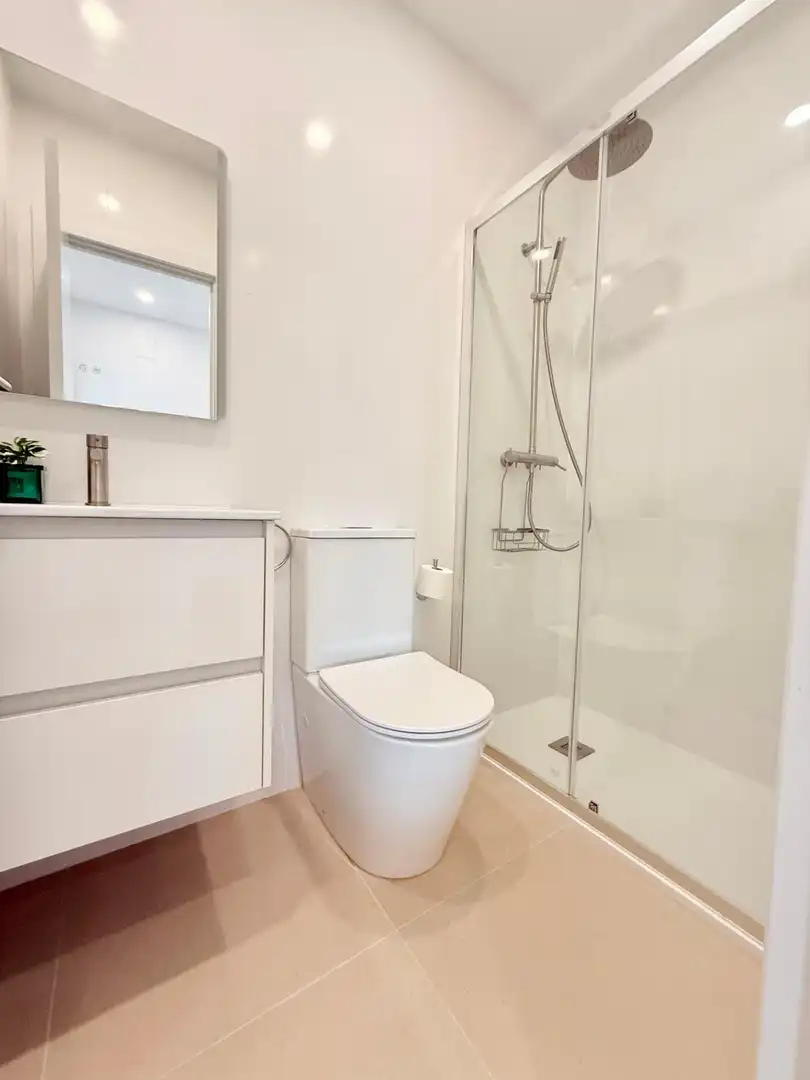 Badezimmer von Wohnung zur Miete in Valencia mit Klimaanlage, Heizung und Möbliert