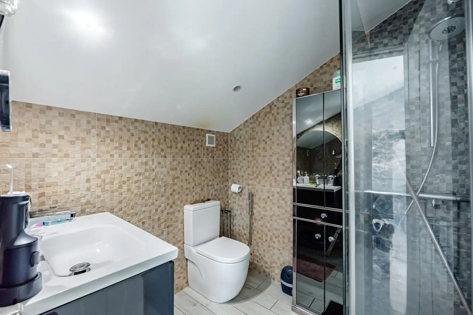 Baño de Casa adosada en venta en Pozuelo de Alarcón con Aire acondicionado, Calefacción y Piscina