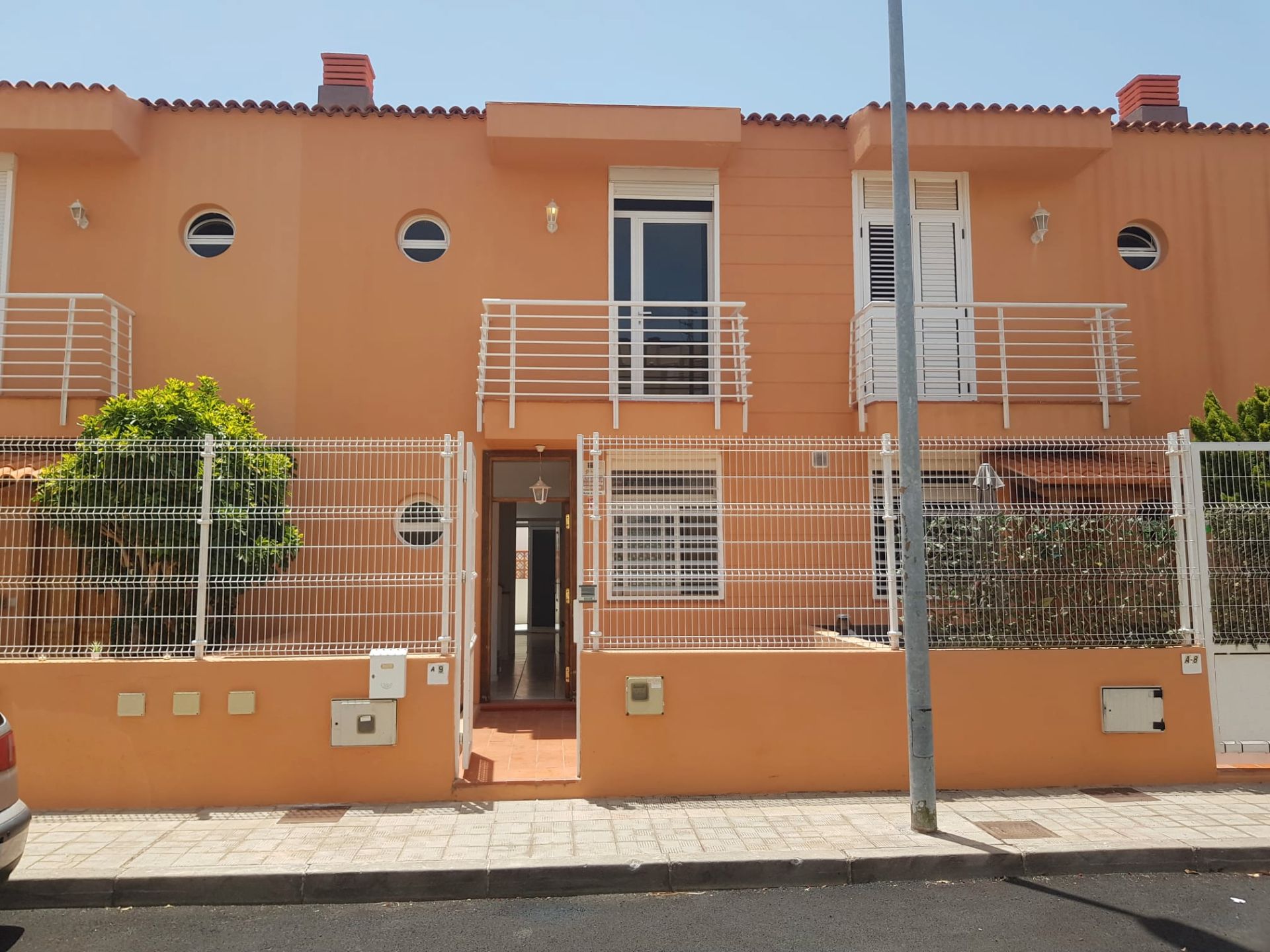 Vista exterior de Casa adosada en venda en Candelaria amb Balcó i Piscina comunitària