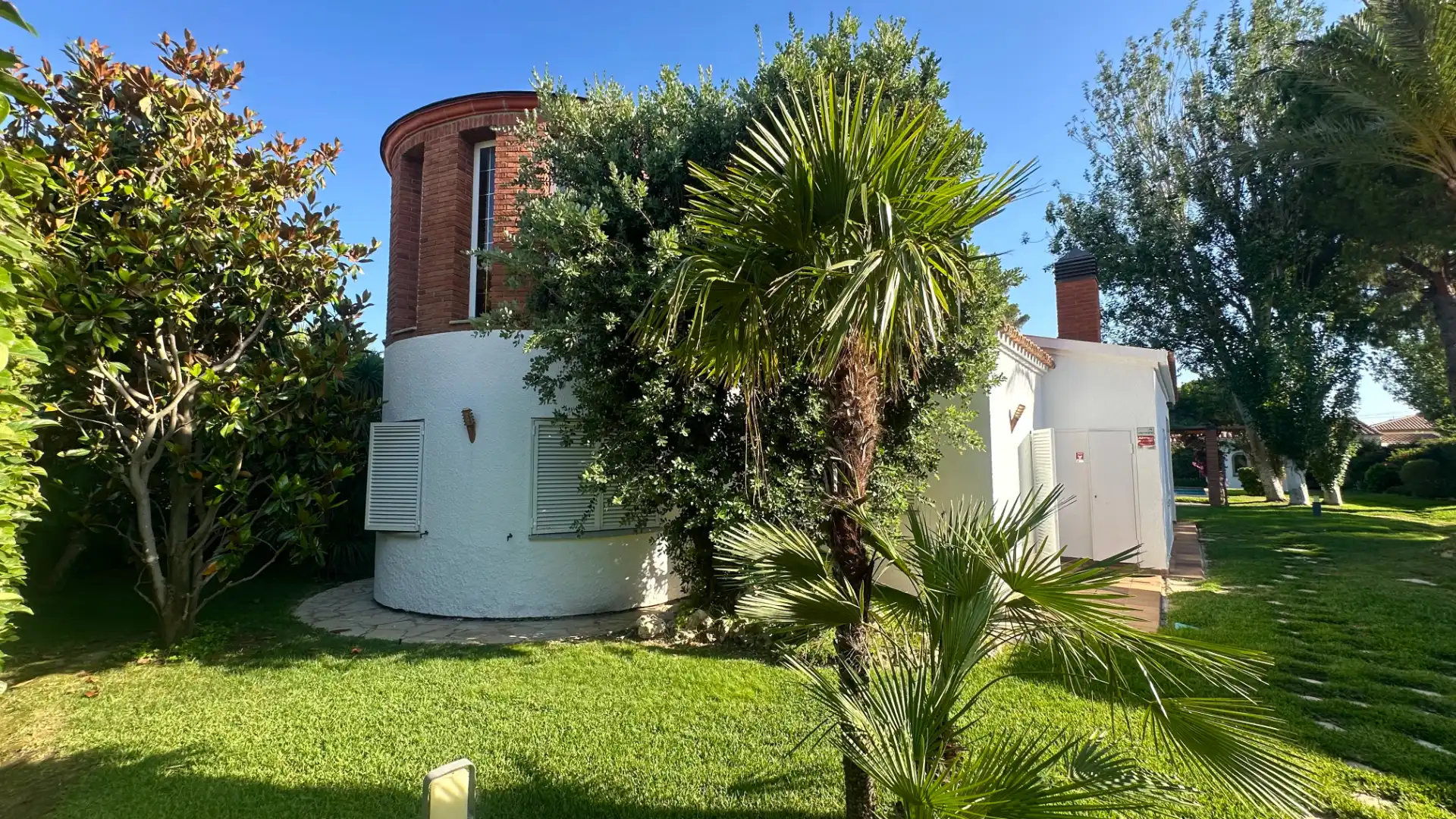 Vista exterior de Casa o xalet en venda en Mont-roig del Camp amb Aire condicionat, Jardí privat i Terrassa