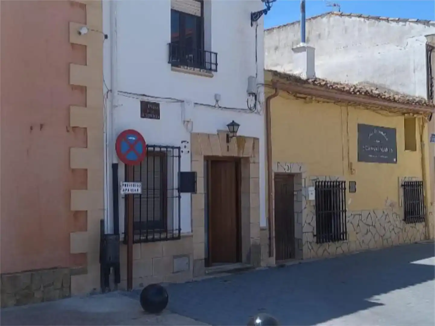 Vista exterior de Casa adosada en venda en Alarcón amb Moblat i Balcó