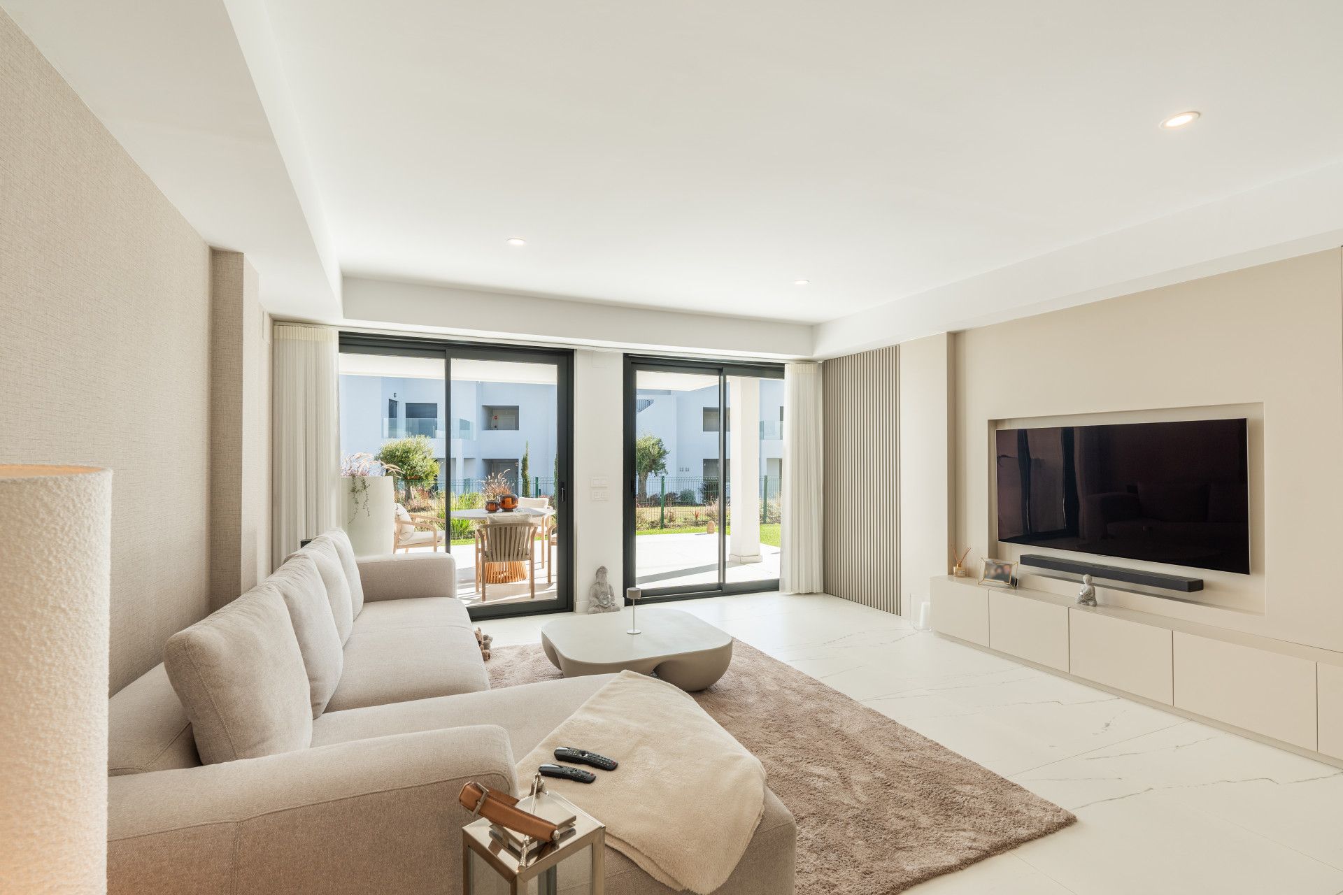 Sala d'estar de Planta baixa en venda en Casares amb Aire condicionat, Jardí privat i Terrassa