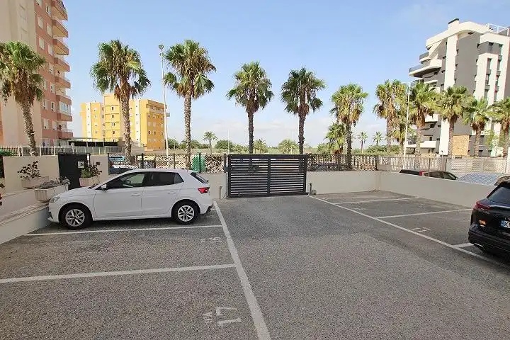 Parkplatz von Wohnungen zum Verkauf in Guardamar del Segura mit Klimaanlage, Terrasse und Abstellraum