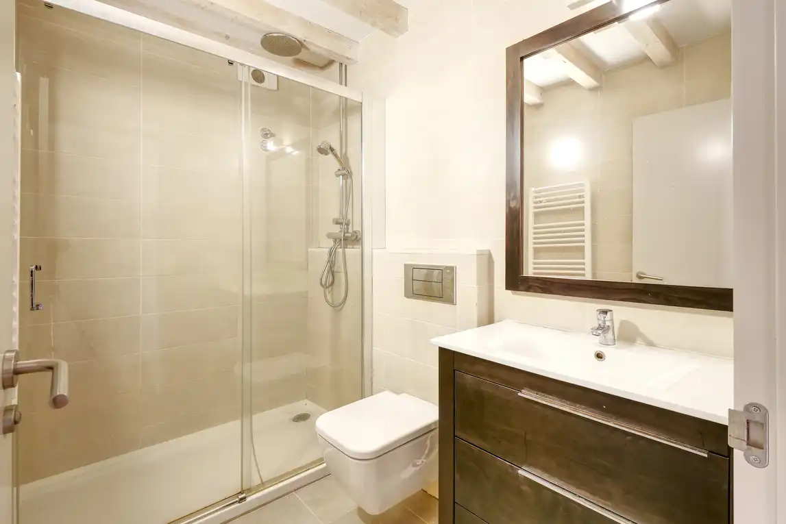 Bathroom of Flat for sale in Santiago de Compostela   with Storage room, Oven and Washing machine