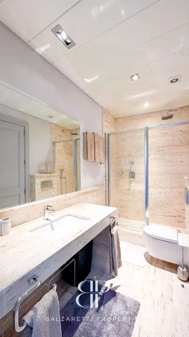 Badezimmer von Wohnung zur Miete in Barcelona mit Klimaanlage, Heizung und Parkett