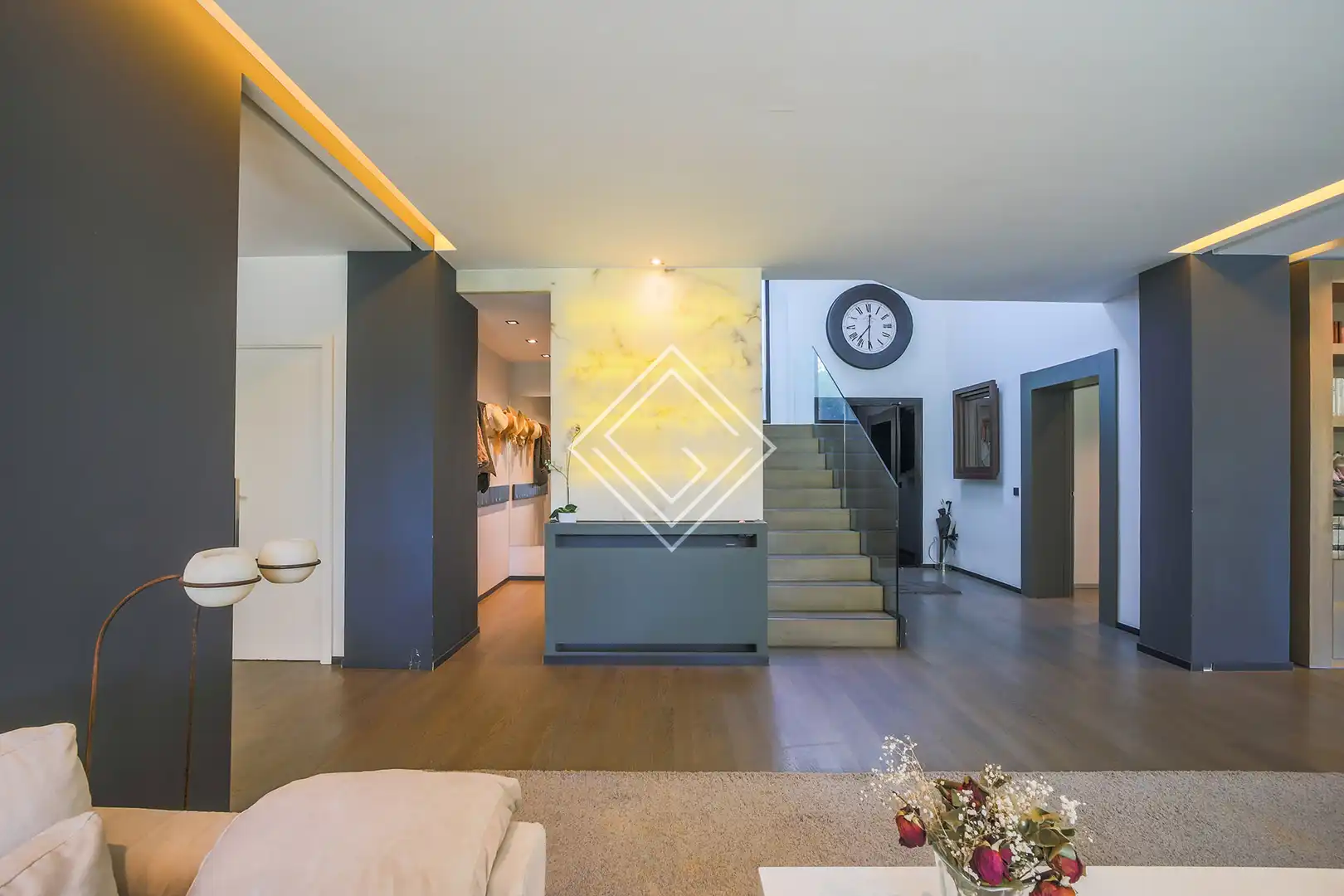 Wohnzimmer von Einfamilien-Reihenhaus zum Verkauf in La Moraleja mit Klimaanlage, Heizung und Privatgarten