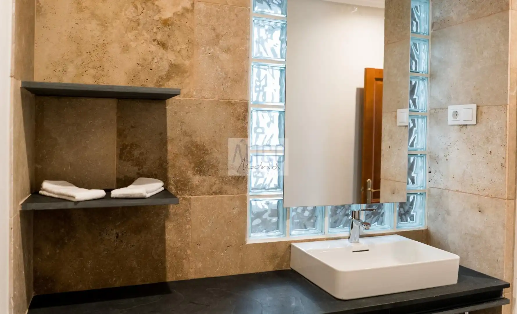Badezimmer von Wohnungen zur Miete in Madrid mit Klimaanlage, Heizung und Parkett