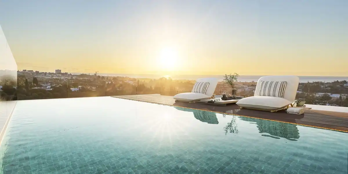 Schwimmbecken von Wohnungen zum Verkauf in Benahavís mit Klimaanlage, Privatgarten und Terrasse