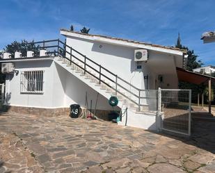 Vista exterior de Casa o xalet de lloguer en Estepona amb Aire condicionat, Calefacció i Jardí privat