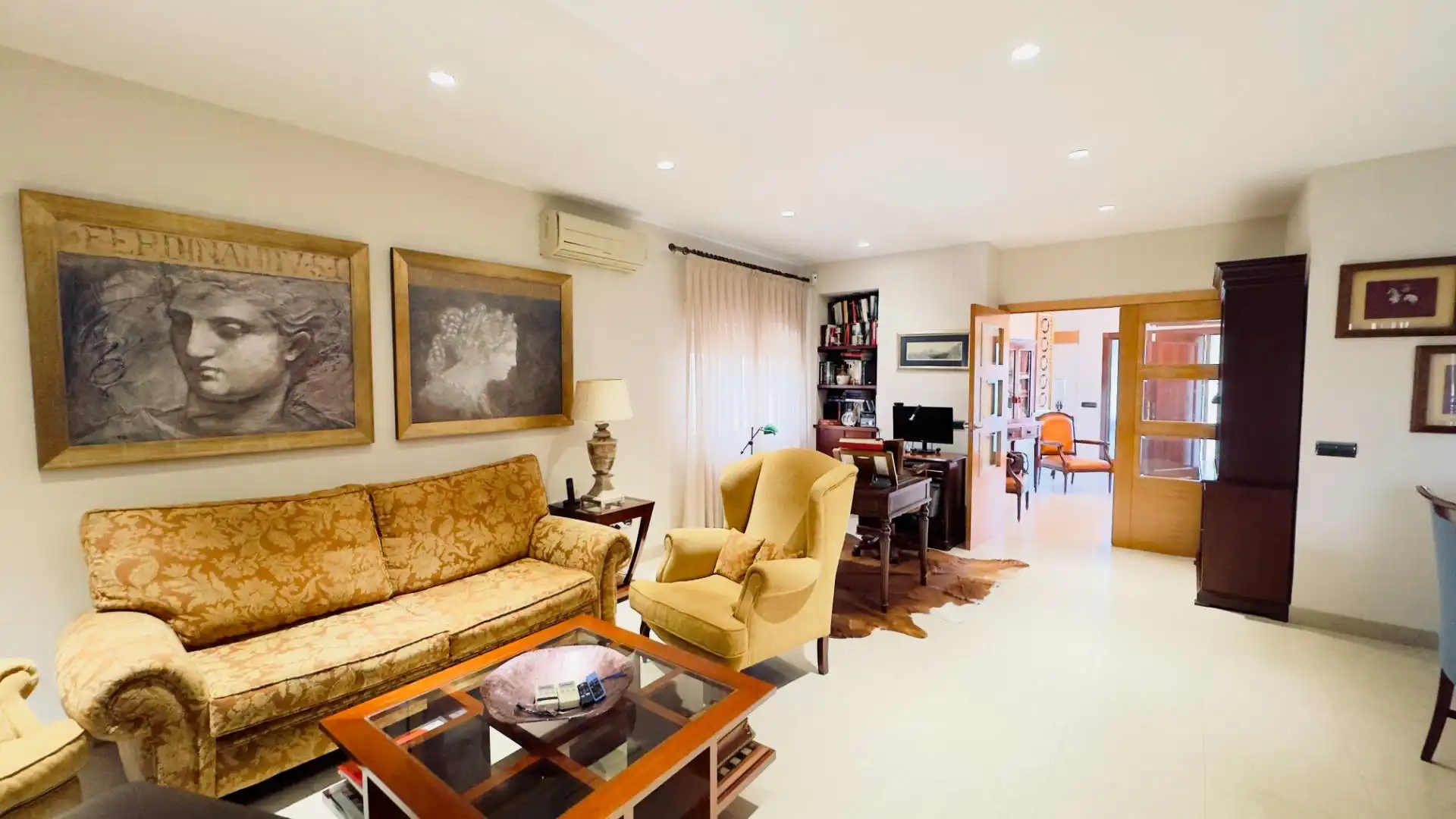 Sala d'estar de Casa o xalet en venda en Alcalá de Guadaira amb Aire condicionat, Jardí privat i Terrassa