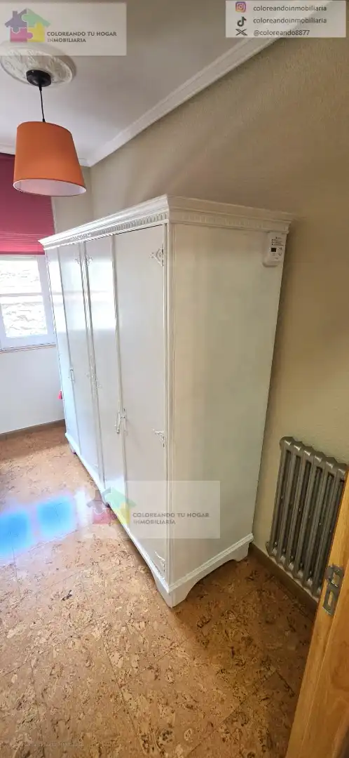 Dormitori de Casa o xalet en venda en La Pola de Gordón  amb Calefacció, Jardí privat i Parquet