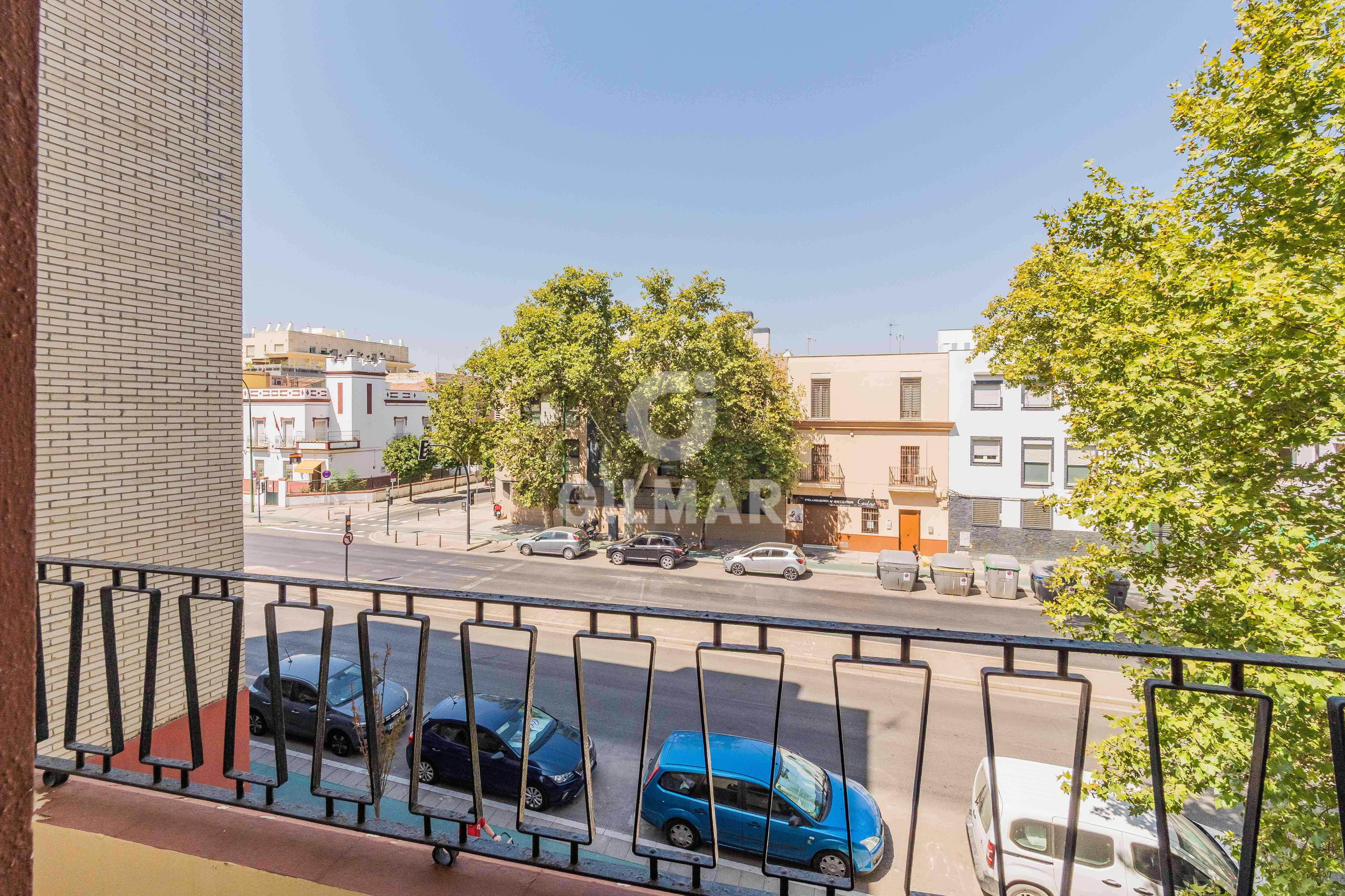 Vista exterior de Piso en venta en  Sevilla Capital con Calefacción y Balcón