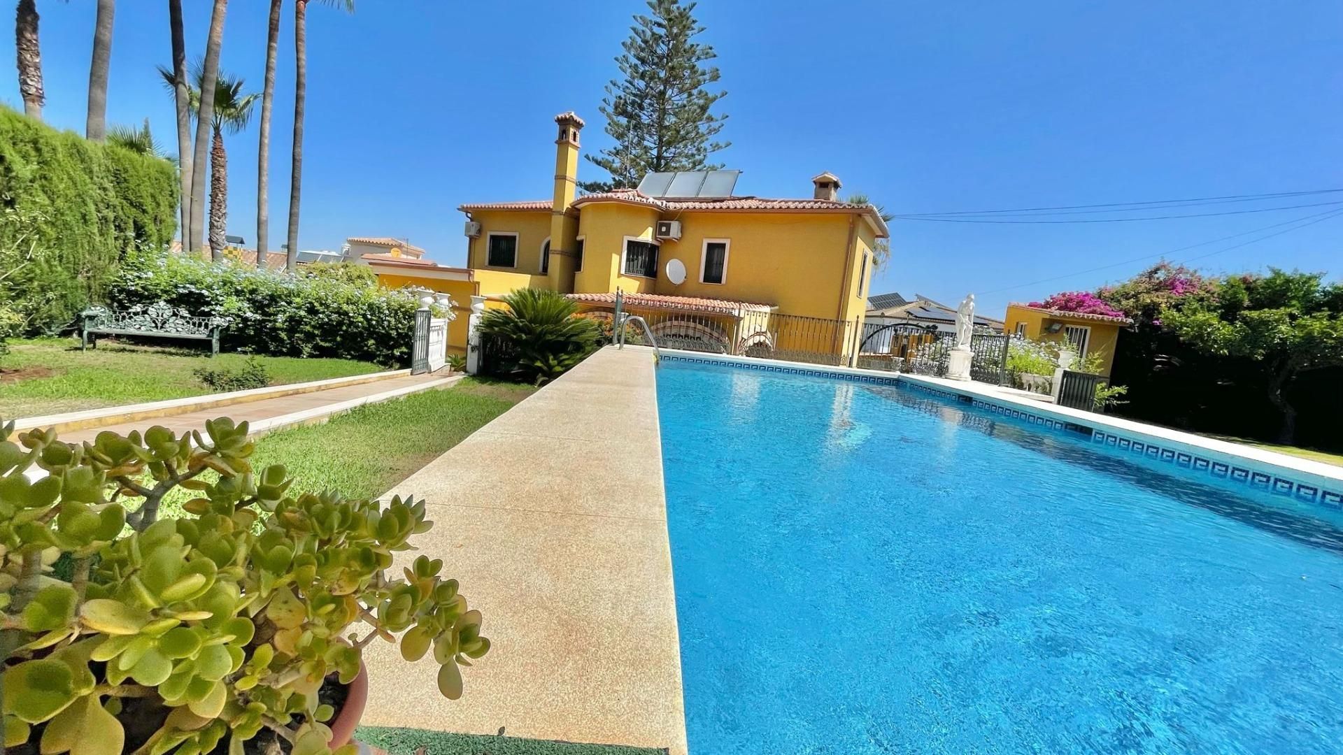 Vista exterior de Casa o chalet en venta en Alhaurín de la Torre con Aire acondicionado, Terraza y Piscina