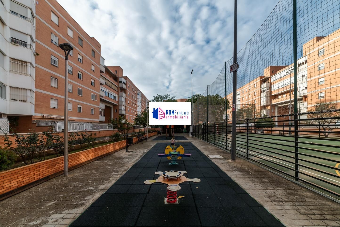 Vista exterior de Pis en venda en  Sevilla Capital amb Aire condicionat, Jardí privat i Terrassa