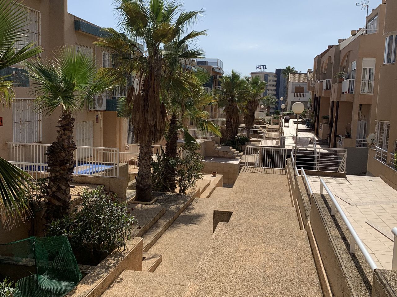Vista exterior de Casa adosada en venda en Torrevieja amb Aire condicionat, Calefacció i Terrassa